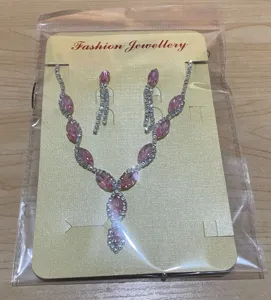 Ensemble de bijoux de collier et de boucles d'oreilles en strass cristal rose marquise.