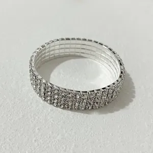 Funkelndes Strass Stretch Armband Detail mit mehrreihigen Kristallen und edler Optik.
