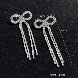 Nahaufnahme von Kristall Schleife Quaste Ohrringen, funkelndes Strass Design für elegante Anlässe.