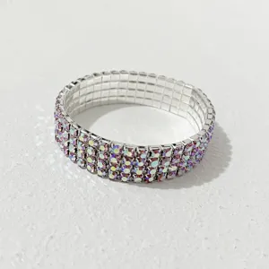 Nahaufnahme Detailansicht des mehrreihigen glitzernden Strass-Stretcharmbands in Silber.