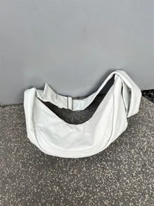 Sac porté épaule croissant en cuir souple blanc minimaliste, sac besace décontracté polyvalent.