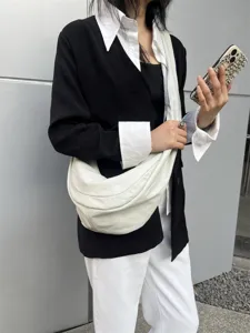 Sac bandoulière croissant en cuir souple minimaliste pour femme, accessoire élégant chic.