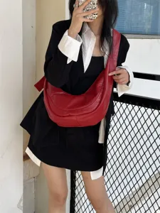 Sac bandoulière croissant en cuir souple rouge, élégant sac fourre-tout vintage.