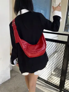 Sac porté épaule hobo en cuir souple rouge, élégant sac croissant bandoulière pour femmes.