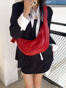 Vue détaillée d'un sac porté épaule souple en cuir rouge, très élégant et chic.