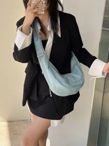 Sac porté épaule croissant en cuir souple bleu clair, sac dumpling besace élégant pour femmes.