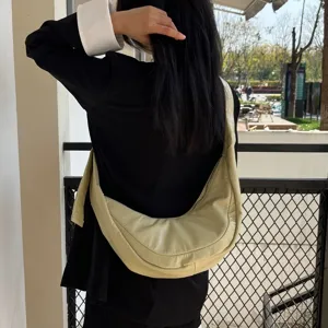 Sac bandoulière croissant en cuir souple pour femme, élégant sac hobo vintage.