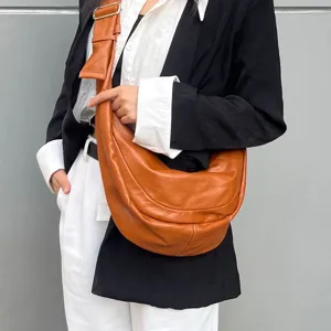 Sac bandoulière hobo en cuir souple vintage, sac croisé croissant décontracté pour femmes.