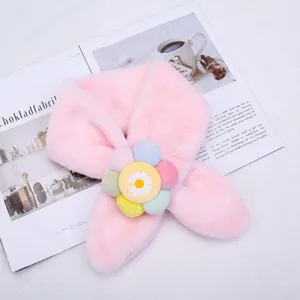 Dettaglio sciarpa peluche rosa con fiore, scaldacollo invernale per bambini in pelliccia sintetica.