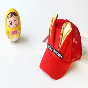 Details der roten Kinder-Baseballkappe mit goldenen Hasenohren und atmungsaktivem Mesh.