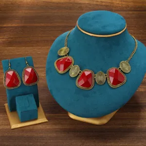 Retro bohemian red stone necklace earrings jewelry set, vintage ethnic style gold tone accessory.