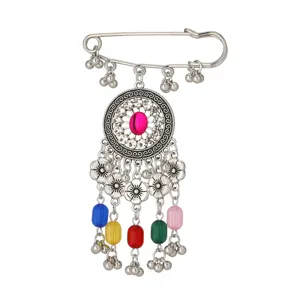 Spilla di sicurezza vintage boho con perline colorate nappe in metallo e strass vista dettagliata.