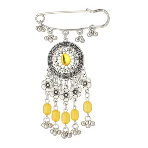 Spilla argentata in stile etnico con strass e perline gialle, vista dettagliata del design vintage.
