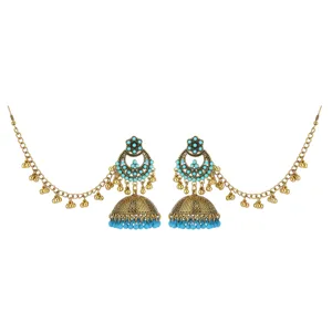 Detaillierte Ansicht vintage indischer Jhumka Ohrringe mit türkisen Perlen und Haarkette, Gold.