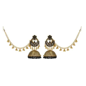 Nahaufnahme traditioneller indischer goldener Jhumka-Ohrringe mit schwarzen Perlen und Ketten.