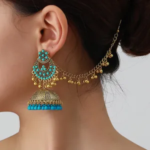 Nahaufnahme ethnischer goldfarbener Jhumka-Ohrringe mit Türkisperlen und Haarkette.