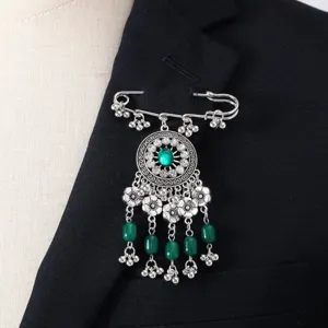 Spilla stile etnico vintage con pietre verdi e nappe pendenti, elegante accessorio per abiti.