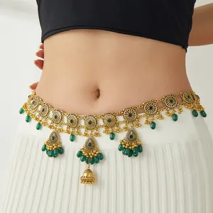 Nahaufnahme der goldenen Boho-Bauchkette mit filigranem Metallmuster und grünen Perlen.