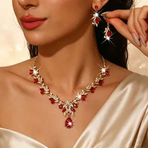 Close-up van de luxueuze rode strass bloemen halsketting en bijpassende oorbellen.