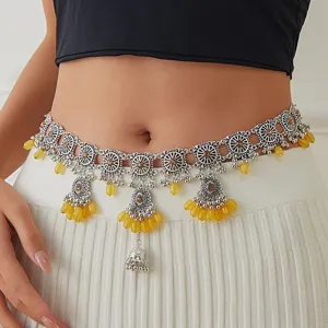 Nahaufnahme einer vintage silbernen Taillenkette im Boheme-Stil mit gelben Perlen und Glocken.