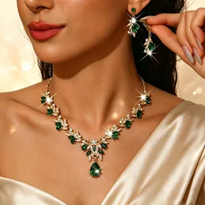 Gedetailleerde close-up van een luxe groene kristallen bloemenketting en oorbellen set.