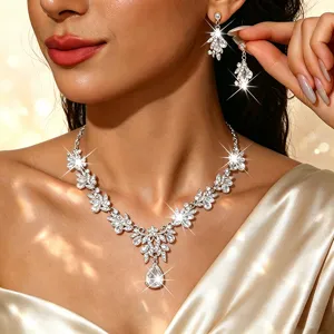 Close-up detail van luxe zilveren kristal bloem halsketting en oorbellen set.
