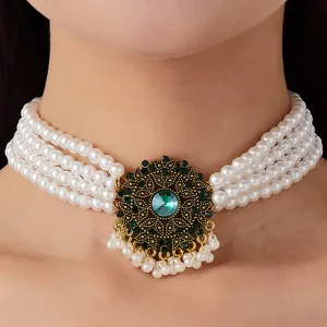 Mehrstrang Perlen Choker Halskette mit Vintage Kristall Blumen Anhänger für Damen.