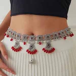 Nahaufnahme der böhmischen silbernen Taillenkette mit Vintage-Metallscheiben und roten Perlen.
