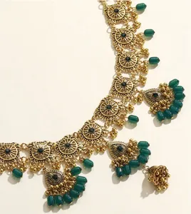 Böhmische Retro ausgehöhlte Taillenkette ethnischer Stil antike goldene Körperkette mit grünen Perlen