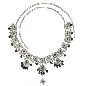 Böhmische Vintage Silber Taillenkette mit hohlen Metallscheiben und schwarzen Perlen.