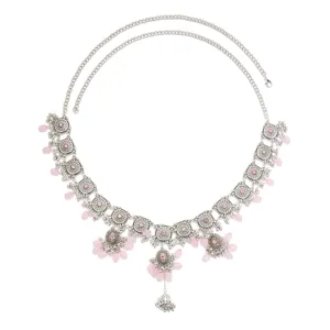 Nahaufnahme einer bohemischen silbernen Metalltaillenkette mit rosa Perlen und Ethnodekor.