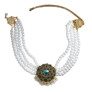 Vintage Perlenkette mehrsträngig mit grünem Kristallanhänger und goldener Kette.