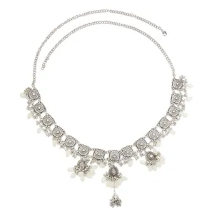 Detailansicht der Vintage böhmischen silbernen Taillenkette mit filigranen Metallmustern.