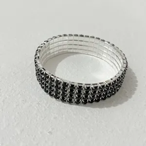 Exquisites mehrreihiges schwarzes Kristall-Stretcharmband, elegantes silberfarbenes Schmuckdetail.