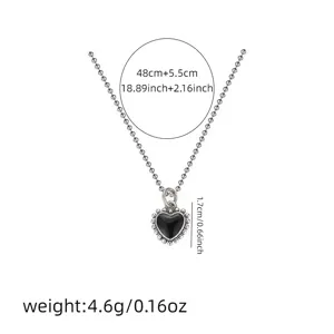 Collar con colgante de corazón negro con cadena de cuentas, joyería de clavícula elegante.