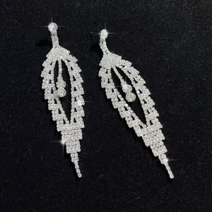 Glänzende Strass Quasten Ohrringe Detail, elegantes Kristall Blatt Design für Party Schmuck.
