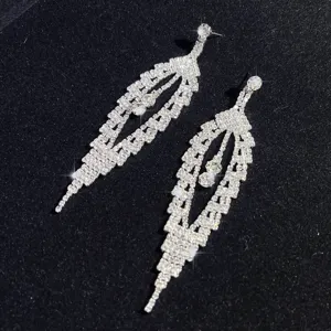 Detailansicht funkelnder Strass-Langhänger-Ohrringe mit atemberaubenden Kristall-Details.