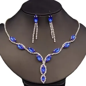 Ensemble de collier et boucles d'oreilles à glands en strass marquise bleu de mariée.