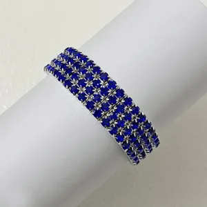 Glänzendes blaues Strass Stretch Armband für Damen modisches Accessoire Detailansicht