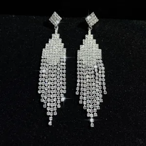 Elegante lange Strass Quasten Ohrringe mit funkelnden Kristall Steinen für Damen.
