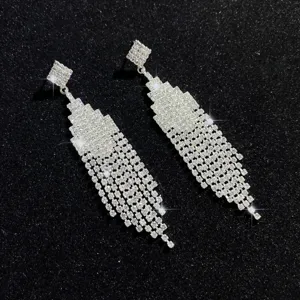Lange glitzernde Strass-Fransenohrringe mit Kristallen, luxuriöse Quasten-Schmuckdetails.