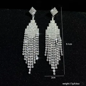 Detailansicht langer Strass Quasten Ohrringe mit 9.1cm Länge und funkelnden Kristallsteinen.