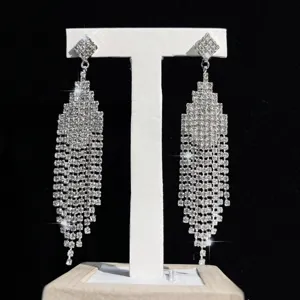 Lange Strass Quaste Ohrringe mit glänzenden Kristallen, elegante silberne Party Schmuck.
