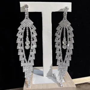 Atemberaubende lange Strass Quasten Kronleuchter Ohrringe Detailaufnahme, eleganter Luxusstil.