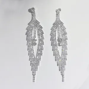 Nahaufnahme eleganter langer Strass-Ohrringe in Blattform mit funkelnden Kristallsteinen.