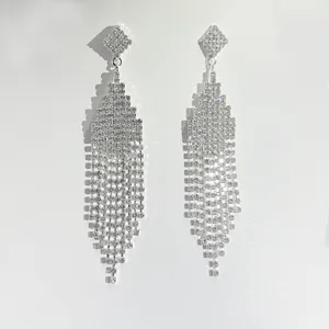 Nahaufnahme Detail luxuriöser langer Strass Quasten Ohrringe mit funkelnden Diamant Ohrsteckern.
