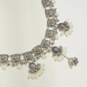 Nahaufnahme der bohemian retro silbernen Taillenkette mit filigranen Hohlmustern und Perlen.