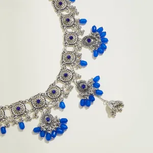 Böhmische silberne Taillenkette mit blauen Perlen, filigrane Metalldetails Nahaufnahme.