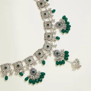 Nahaufnahme der Boho Vintage Silber Taillenkette mit hohlen Metallscheiben und grünen Perlen.