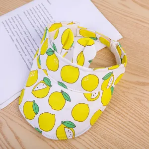 Vue de détail chapeau de soleil enfant motif citron, casquette visière anti-UV d'été.